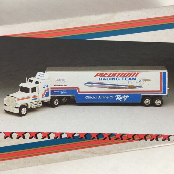 Piedmont Racing Team Transporter Limited Edition Piedmont Airlines - Picture 4 of 5
